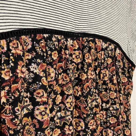 Size M Multicolor Floral Eyeshadow Tee - Picture 2 of 9